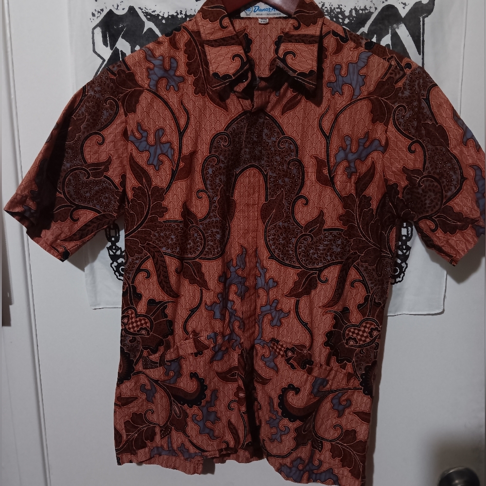 Casual beach shirt. Fits small